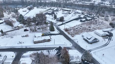 Aumento-De-La-Vista-Aérea-De-Las-Ricas-Casas-De-Invierno-En-Spokane,-Washington,-Cerca-Del-Río-Spokane