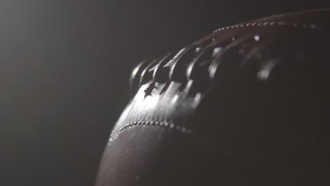 cerrar una foto de estudio de iluminación de bajo perfil de fútbol americano