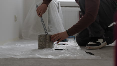hombre pintando una habitación