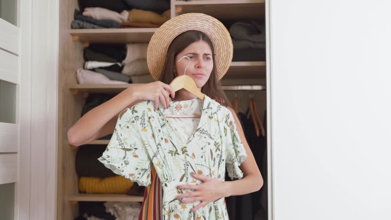 아름다운 소녀는 휴가를 위해 여행 가방을 수집하고 그녀의 옷장에서 아무것도 입을 수 없습니다