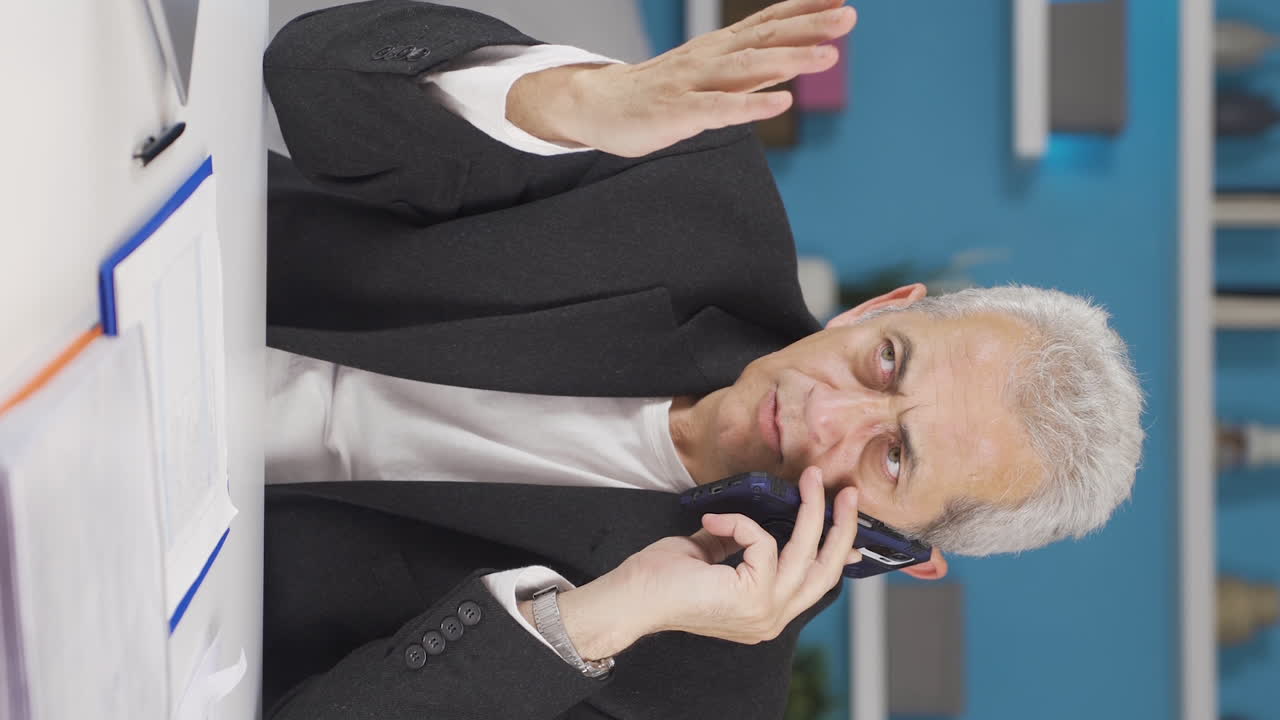 video vertical de un hombre que trabaja en la oficina de casa se niega y no acepta.