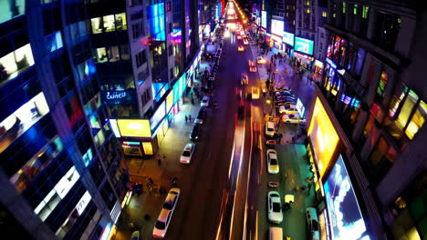 calle de la ciudad ocupada por la noche