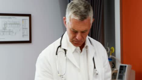 médico masculino usando una tableta digital mientras mide la altura de la niña