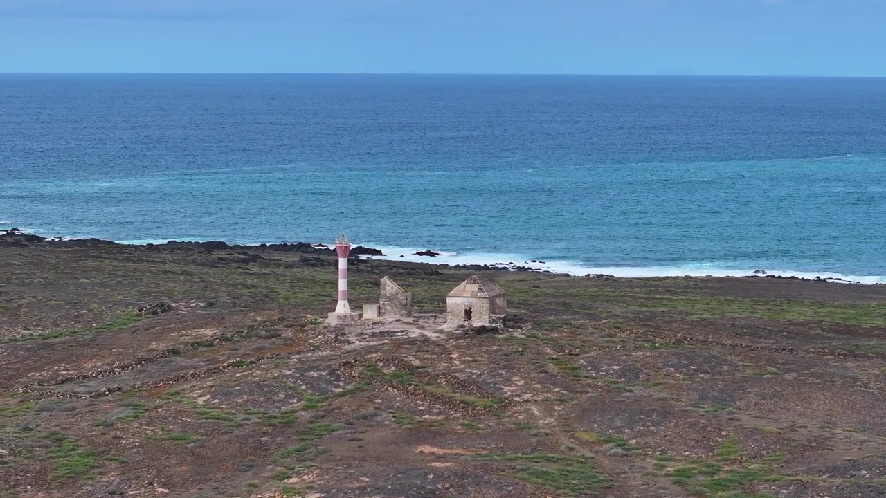 Toma de dron de un faro y un edificio abandonado en una isla deshabitada cerca de Boa Vista, Cabo Verde