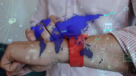 animación de iconos conectados, mapa sobre la mano recortada de un hombre de negocios caucásico que usa un reloj inteligente
