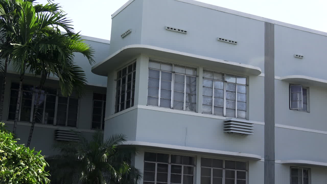 día exterior edificio de apartamentos verano o primavera