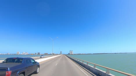 Pov-Fahrt-Auf-Dem-Queen-Isabella-Causeway-In-Richtung-Condo-Towers-Auf-South-Padre-Island-Und-Vorbei-An-Sumpfigem-Gebiet