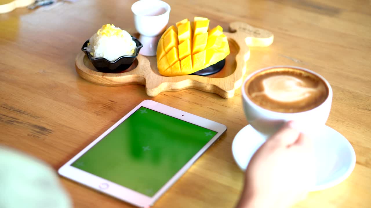 녹색 화면 디스플레이 스마트 폰을 사용하는 손