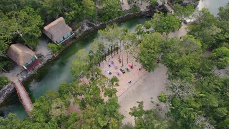 Hermosas-Aguas-Turquesas-En-El-Complejo-Hotelero-Zamna,-México