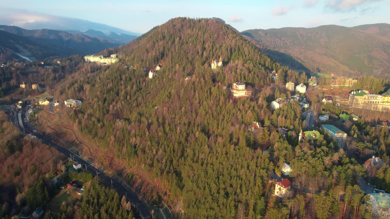 semmerling drone de montaña en tiempo soleado, bosque natural de austria, pueblo en la colina, castillo austriaco y casas