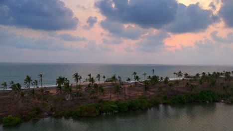 Abends-Bewölkter-Sonnenuntergang-Am-Strand,-Blick-Auf-Den-Sonnenuntergang-Am-Strand-Vom-Seeufer-Mit-Palmen