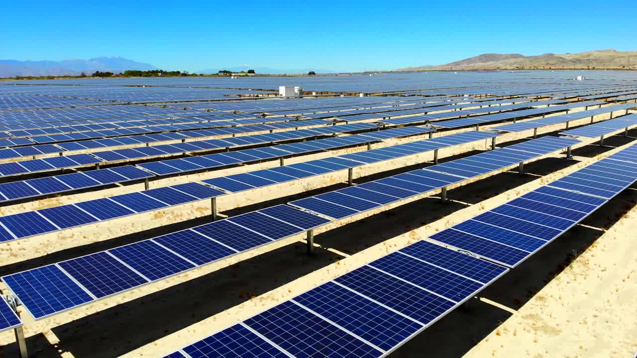 カリフォルニア砂漠のソーラーパネル太陽光発電太陽光発電発電所と低空4kドローンが立ち上がり、掃引します