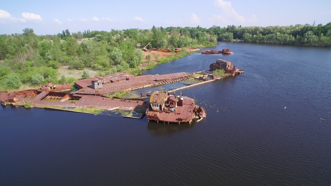 Luftfoto af rustne, forladte skibe i Tjernobyls udelukkelseszone, Ukraine. Forfald og naturlig genopretning.
