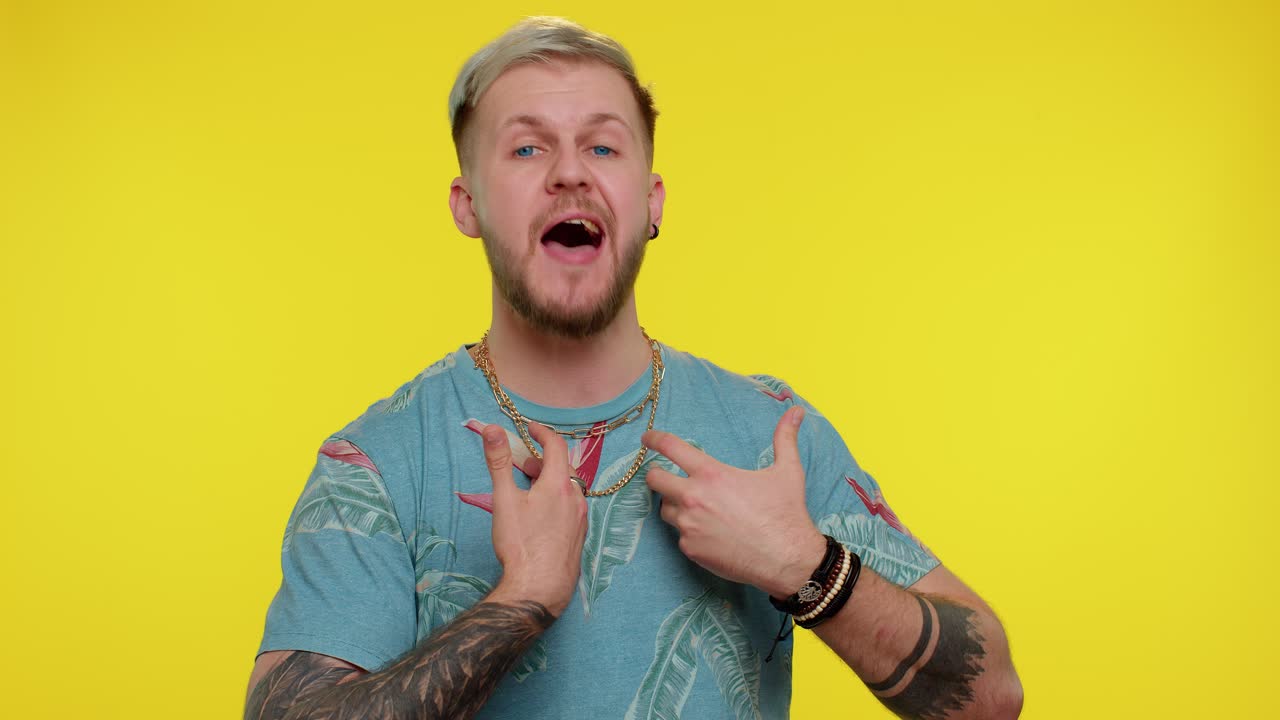 자랑스러운, 이기적인, 스타일리시한 사람, 자신의 승리에 자랑스럽고, 자신의 성공을 자랑하며, 미소로 성취를 이긴다.