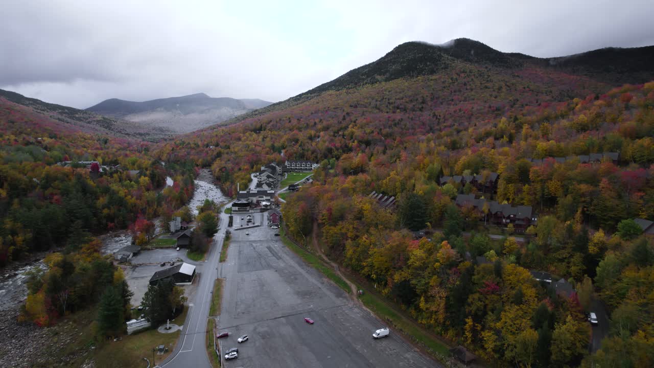 loon mountain resort durante el otoño en new hampshire, sobrevuelo aéreo