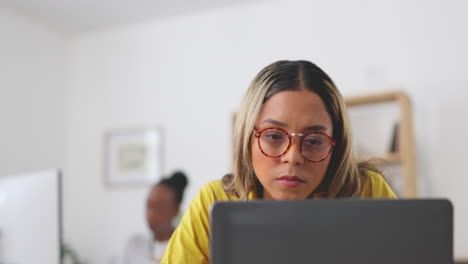 Laptop,-Forschung-Und-Modernes-Büro