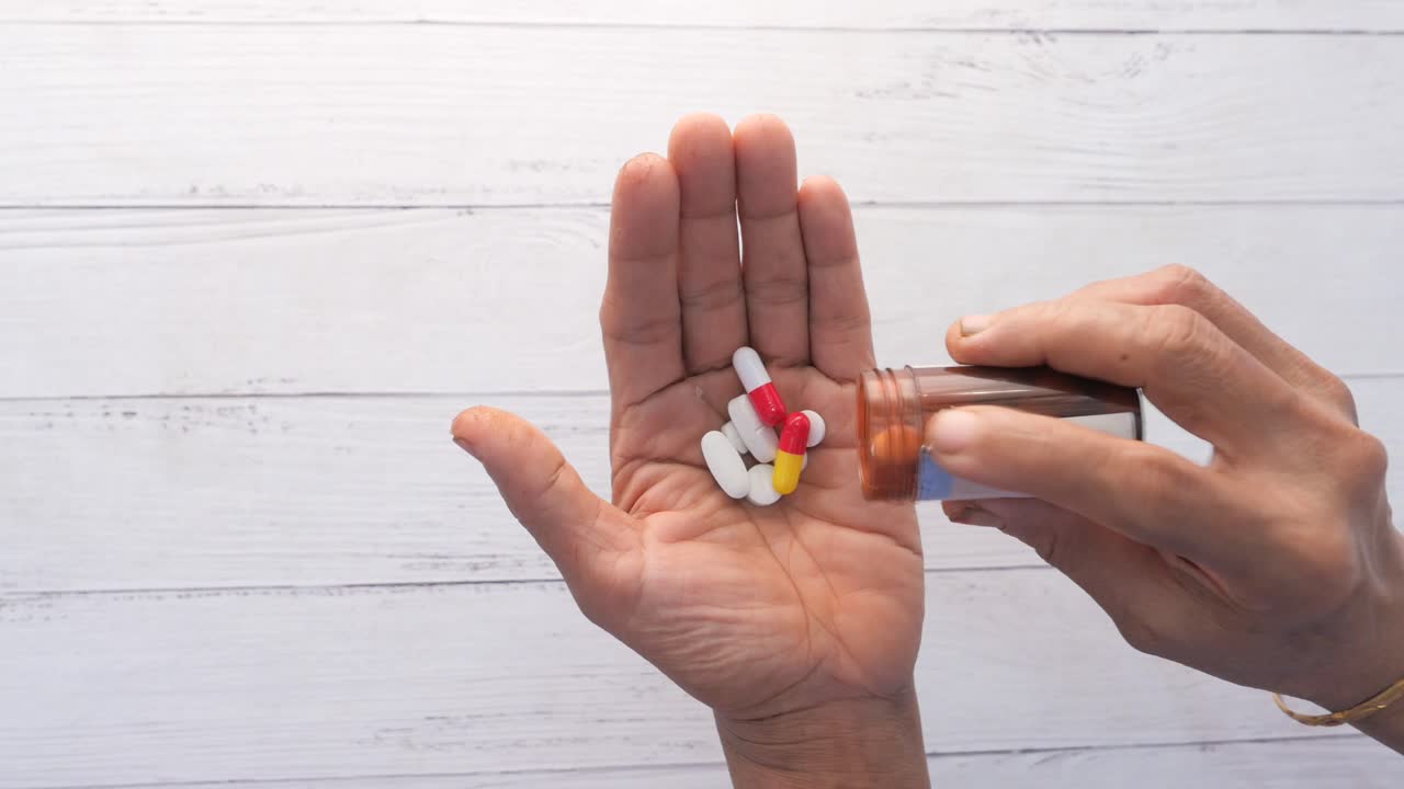 persona que toma un medicamento