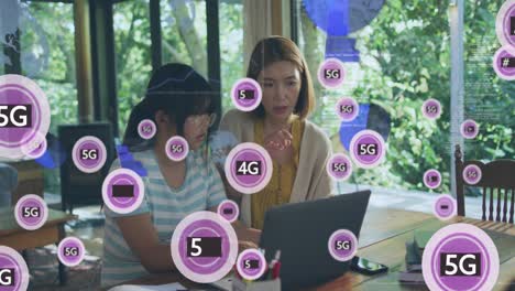 Animation-Von-5g-über-Einer-Asiatischen-Mutter-Und-Tochter,-Die-Einen-Laptop-Benutzen