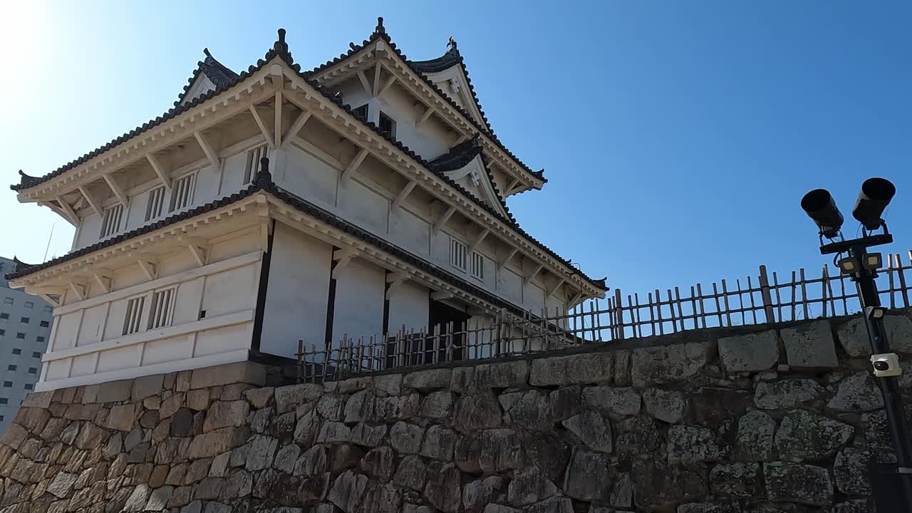 el hermoso castillo samurái de fukuyama contra un cielo azul