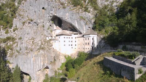 Drohnenschuss-über-Predjama-In-Der-Nähe-Der-Burg-Predjama,-Verbunden-Mit-Der-Höhle-Postojna