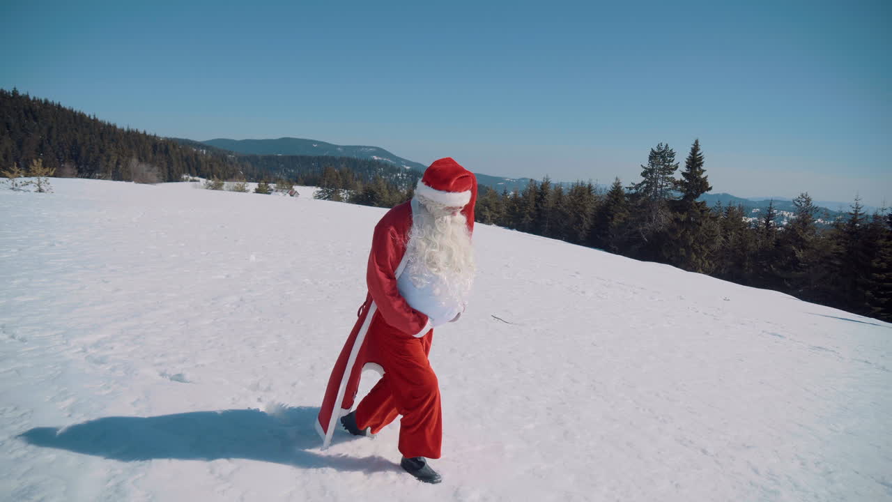 santa está caminando por un prado nevado en las montañas