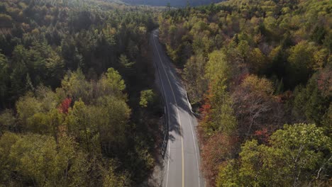 Volando-Sobre-El-Bosque-De-Otoño-Del-Parque-Estatal-Grafton-Notch-Y-La-Carretera-En-La-Hora-Dorada