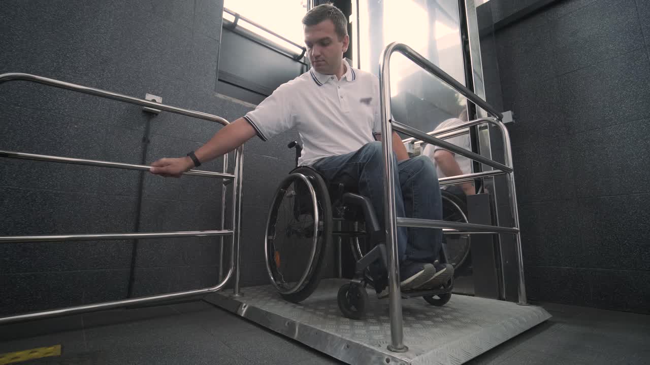 ascensor especial para la persona con una discapacidad física. un hombre en silla de ruedas utiliza un ascensor especial