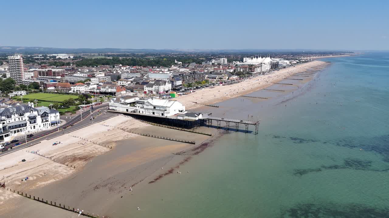 Molo e spiaggia di Bognor Regis, West Sussex, Regno Unito, ripresa aerea con drone, cielo blu