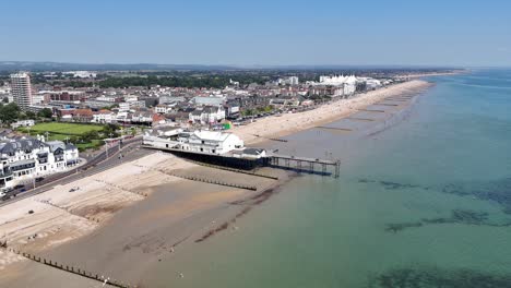 el muelle y la playa de bognor regis, en el oeste de sussex, reino unido. drone, cielo azul aéreo.