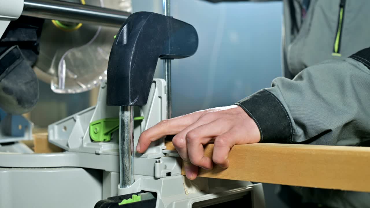 el carpintero instala una pieza de madera en una sierra circular.