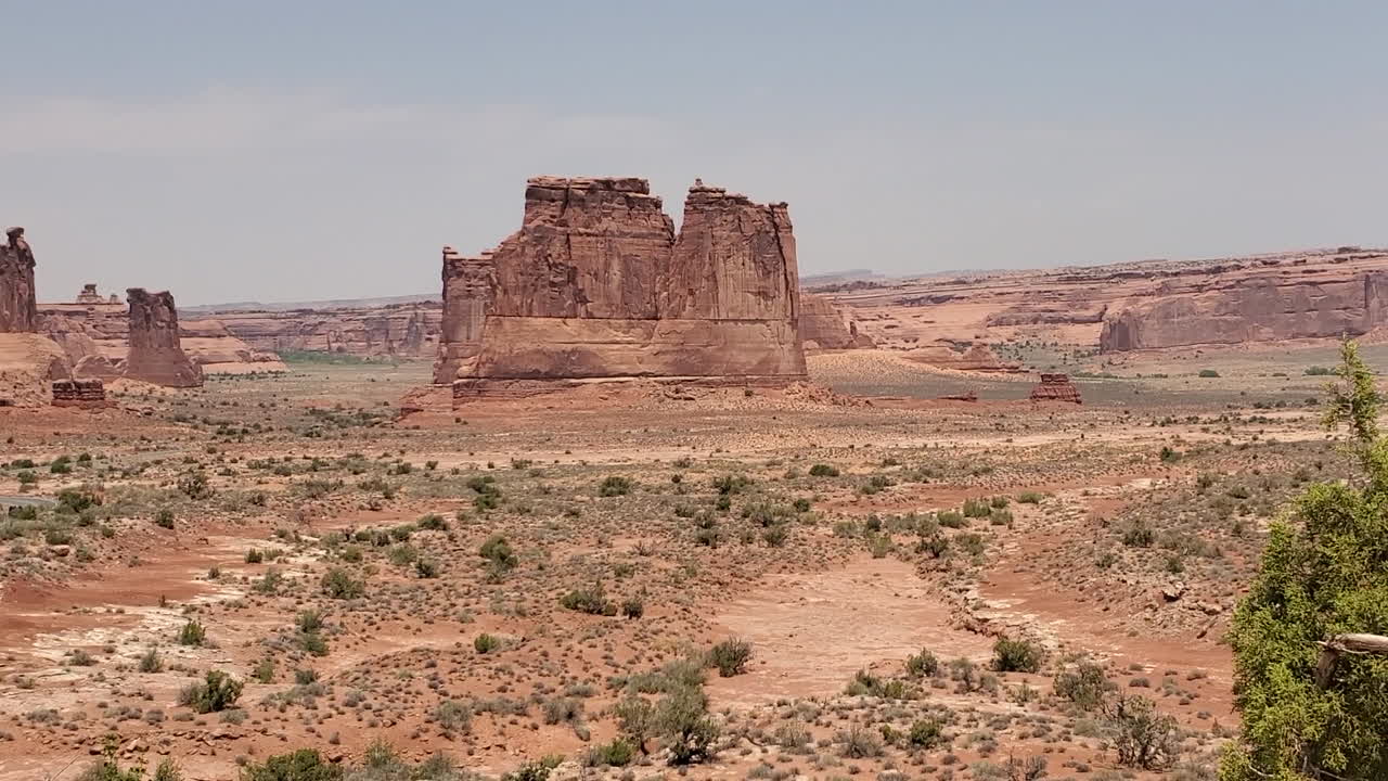 Parco Nazionale degli Arches, formazioni rocciose Three Gossips e strada d'ingresso, Moab, Utah, USA