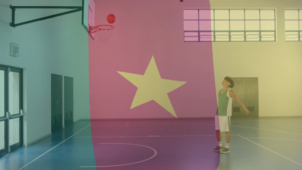 카메룬의 발의 애니메이션은 두 인종의 남성 농구 선수가 체육관에서 공을 는 모습입니다.