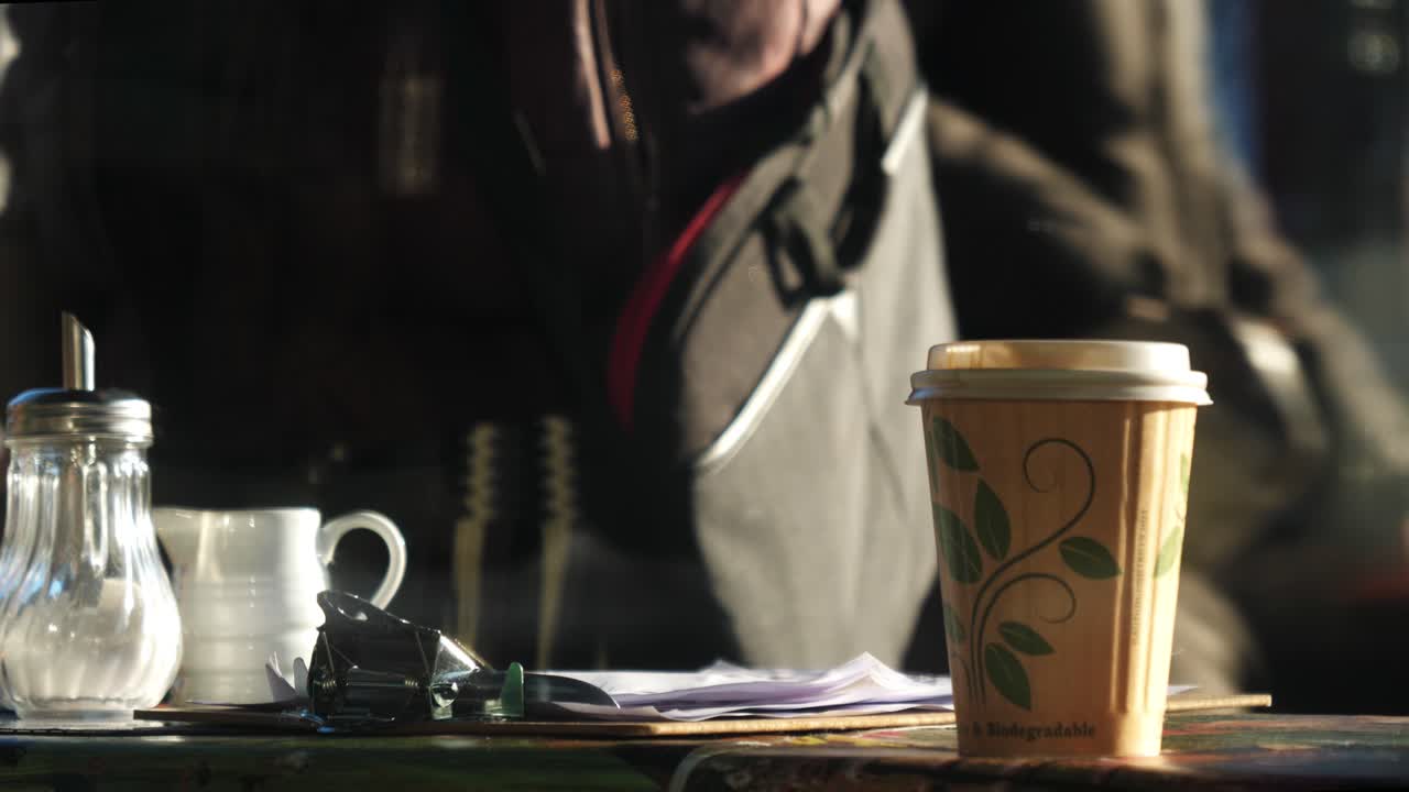 Mão Pegando Copo de Café Biodegradável de Mesa ao Ar Livre