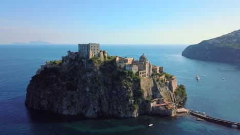 Drohnenaufnahmen-Von-Castle-Aragonese-In-Ischia,-Italien