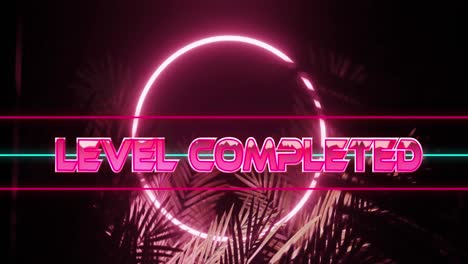 animación del texto completado a nivel en rosa brillante y anillo en neón rosa, sobre hojas de palma en negro