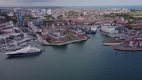 Luftaufnahme-Des-Alten-Portsmouth-In-England-Tagsüber---Drohnenaufnahme