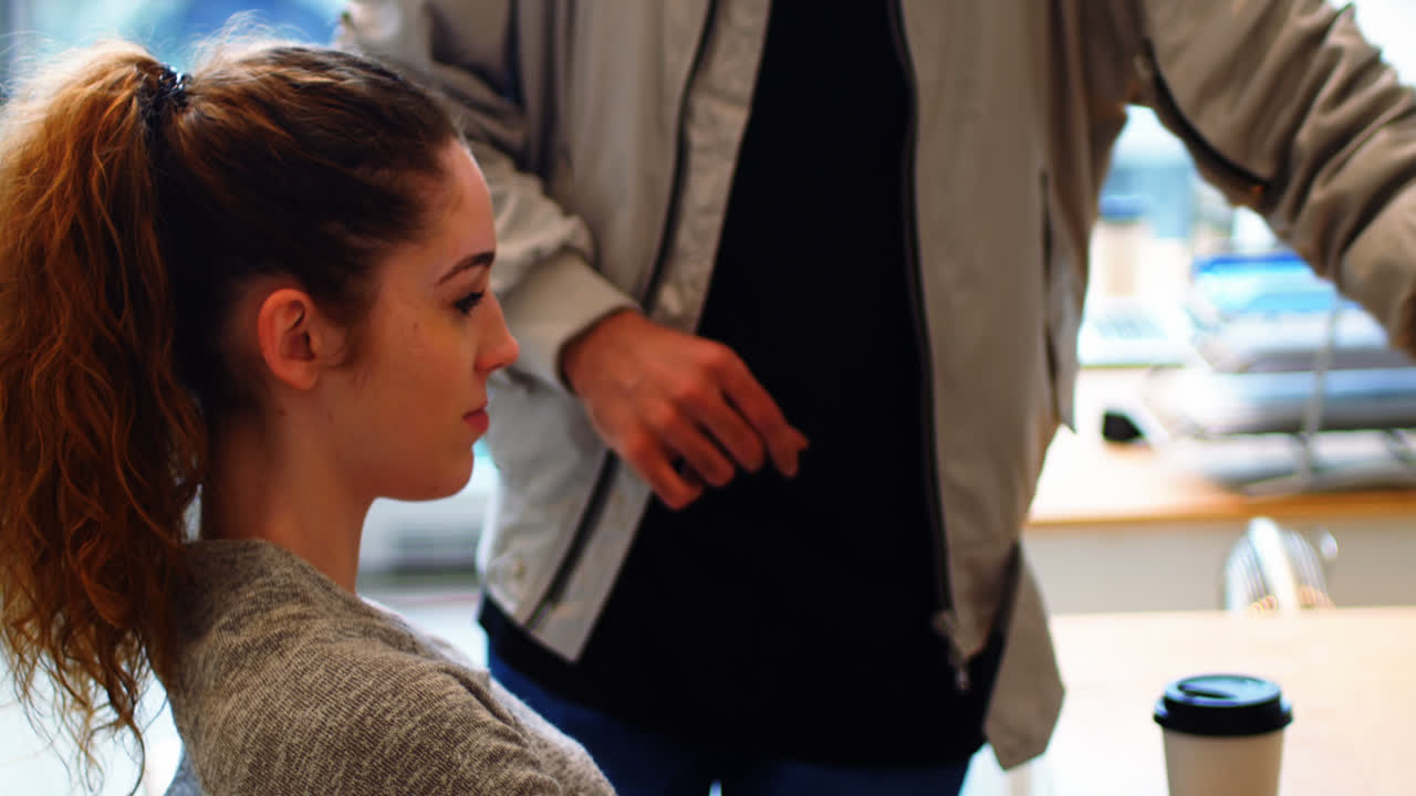 책상에서 일하는 동안 상호 작용하는 임원