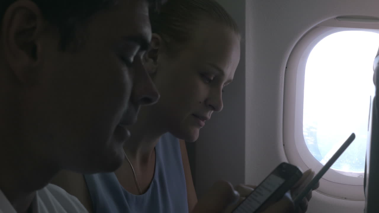 비행기에서 기기들을 가진 사람들