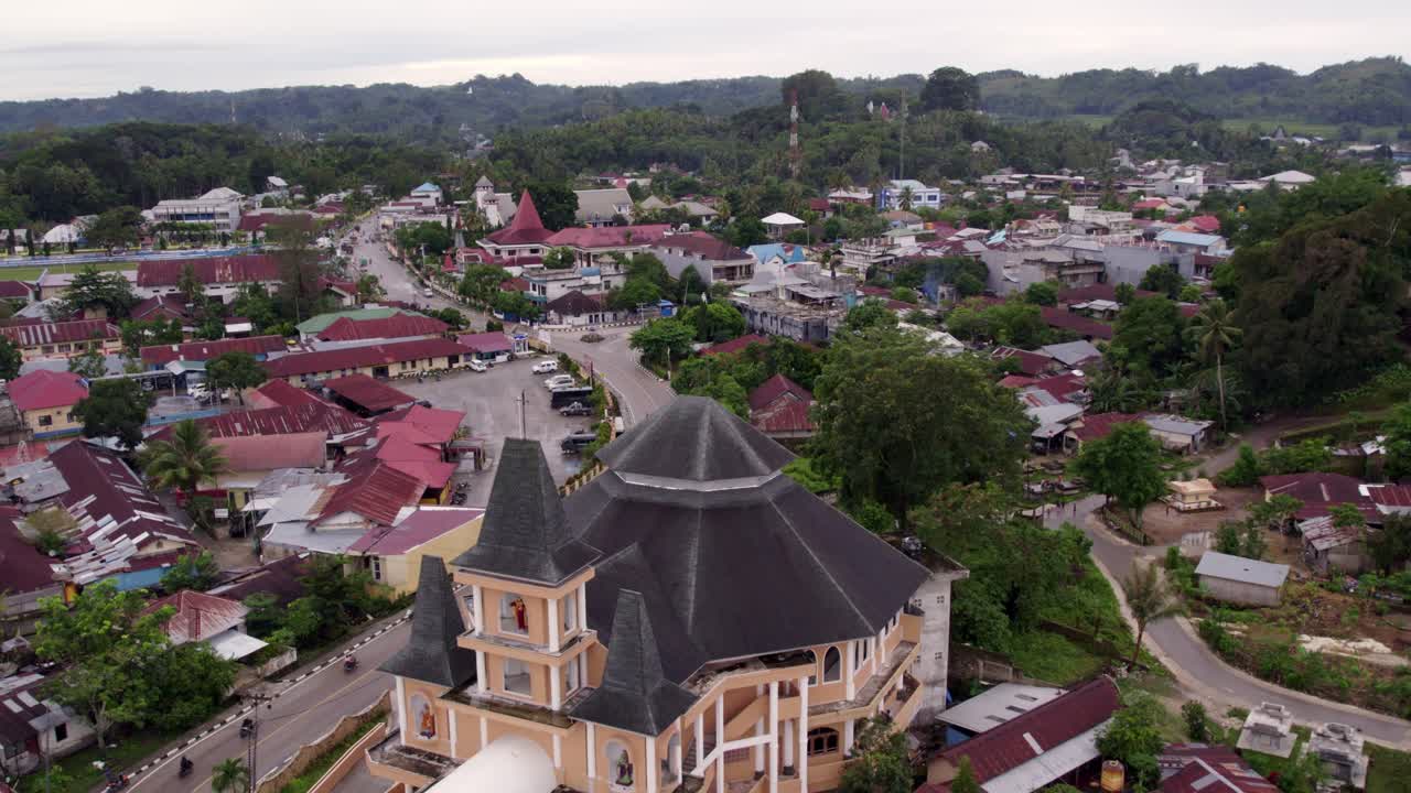 Gereja Tarung berdiri megah di tengah kehidupan kota yang semarak