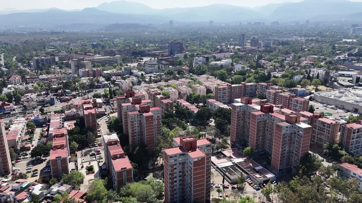 Volo aereo sopra unità abitative a Coyoacán, a sud di Città del Messico, con il campus universitario sullo sfondo.