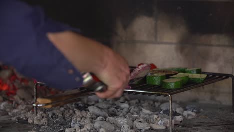 Kochen,-Gemüse,-Gurken-Und-Zwiebeln-Auf-Dem-Grill-Wenden