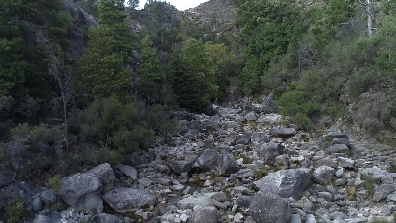 catarata de arado en el parque natural de peneda geres en portugal