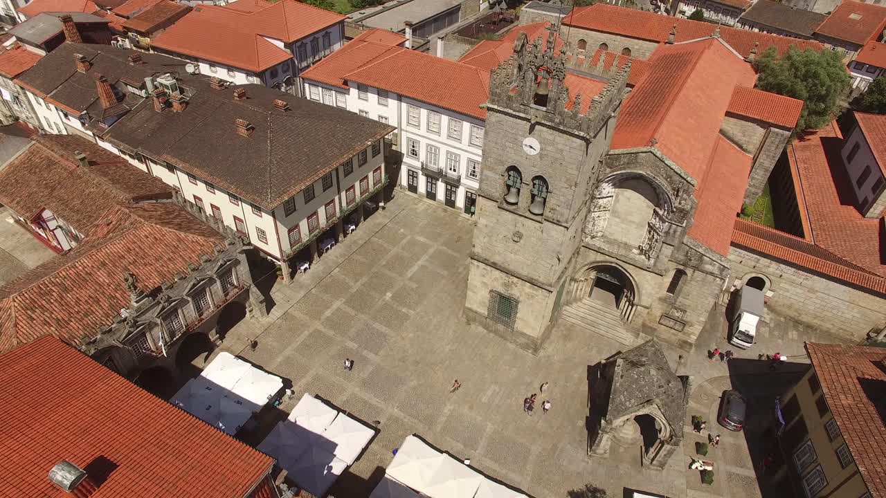 Droneflyvning over Oliveira-pladsen i Guimarães, Portugal