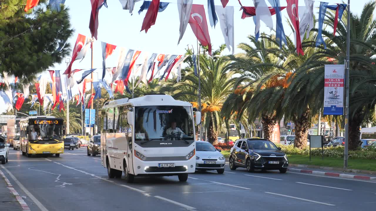 발과 나무가 있는 터키의 거리 장면