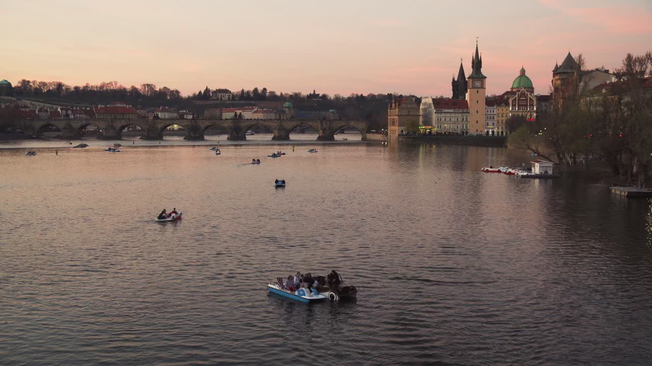 Pedalò sul fiume Moldava con il bellissimo Ponte Carlo sullo sfondo, sera romantica