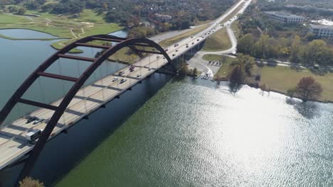 Este-Video-Es-Sobre-Una-Vista-Aérea-Del-Puente-Pennybacker-En-Austin,-Texas