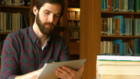 estudiante que usa una tableta