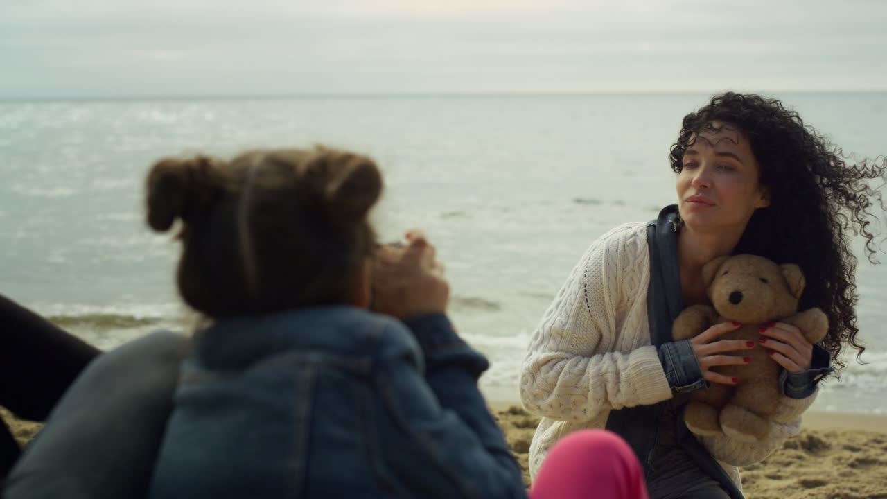 즐거운 가족 놀이 해변 해변 휴가. 부모 자녀 카메라 사진을 찍는