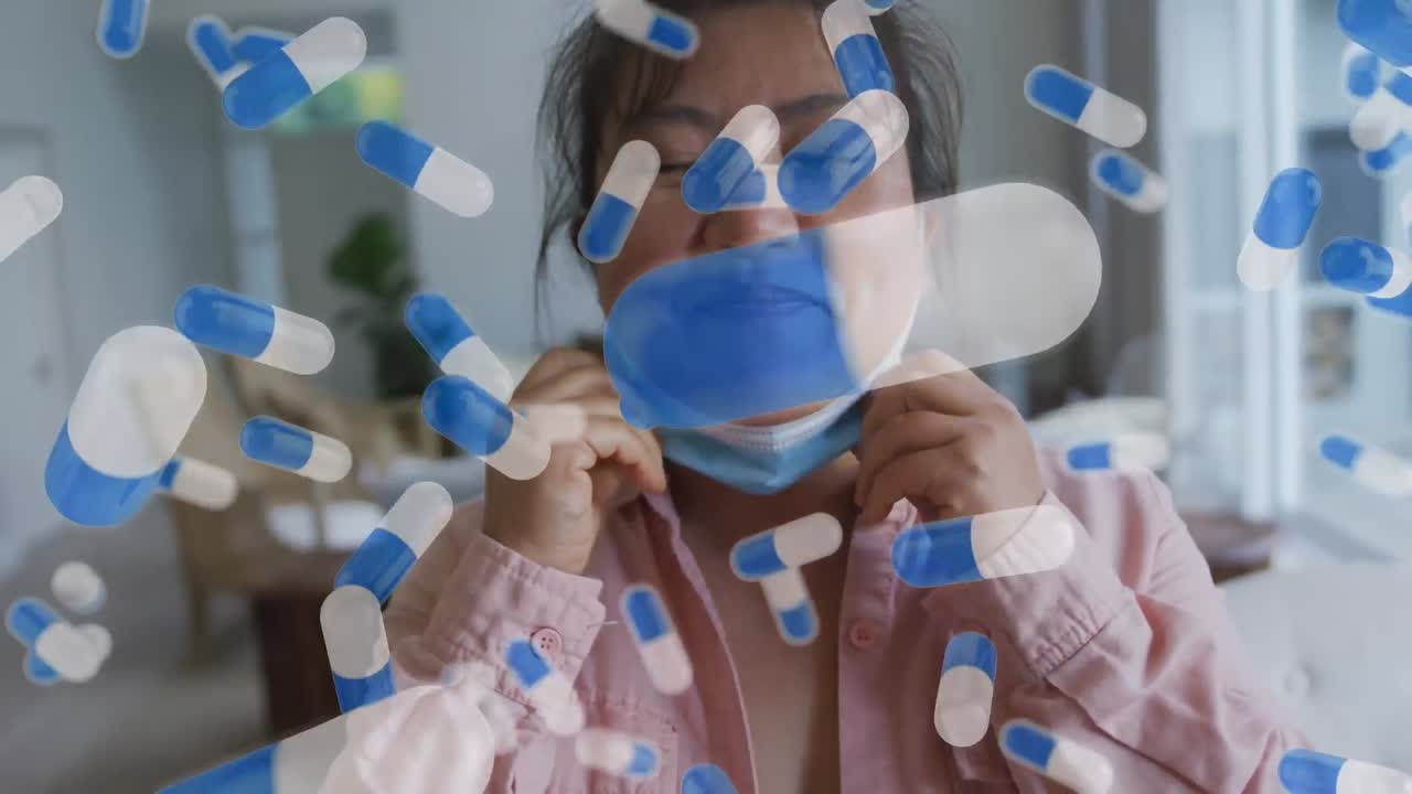 얼굴 마스크를 쓰고 있는 아시아 여성 위에 있는 알약 아이콘의 애니메이션