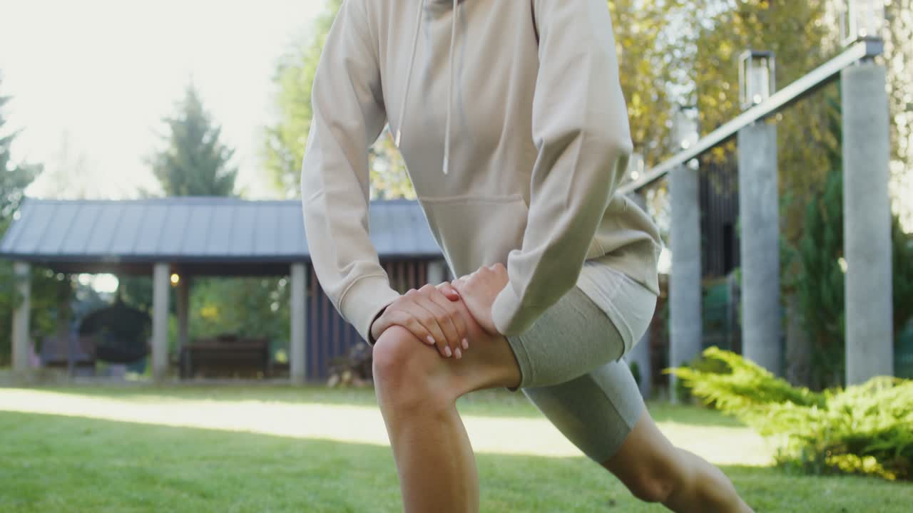 야외에서 스트레칭하는 여자